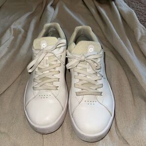 On Running The ROGER Advantage White and Mauve Low-Profile Sneakers